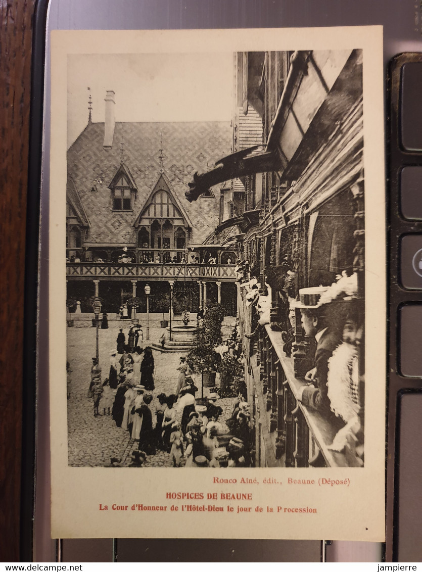 Beaune - Hospices de Beaune - La cour d'honneur de l'Hötel-Dieu le jour de Procession