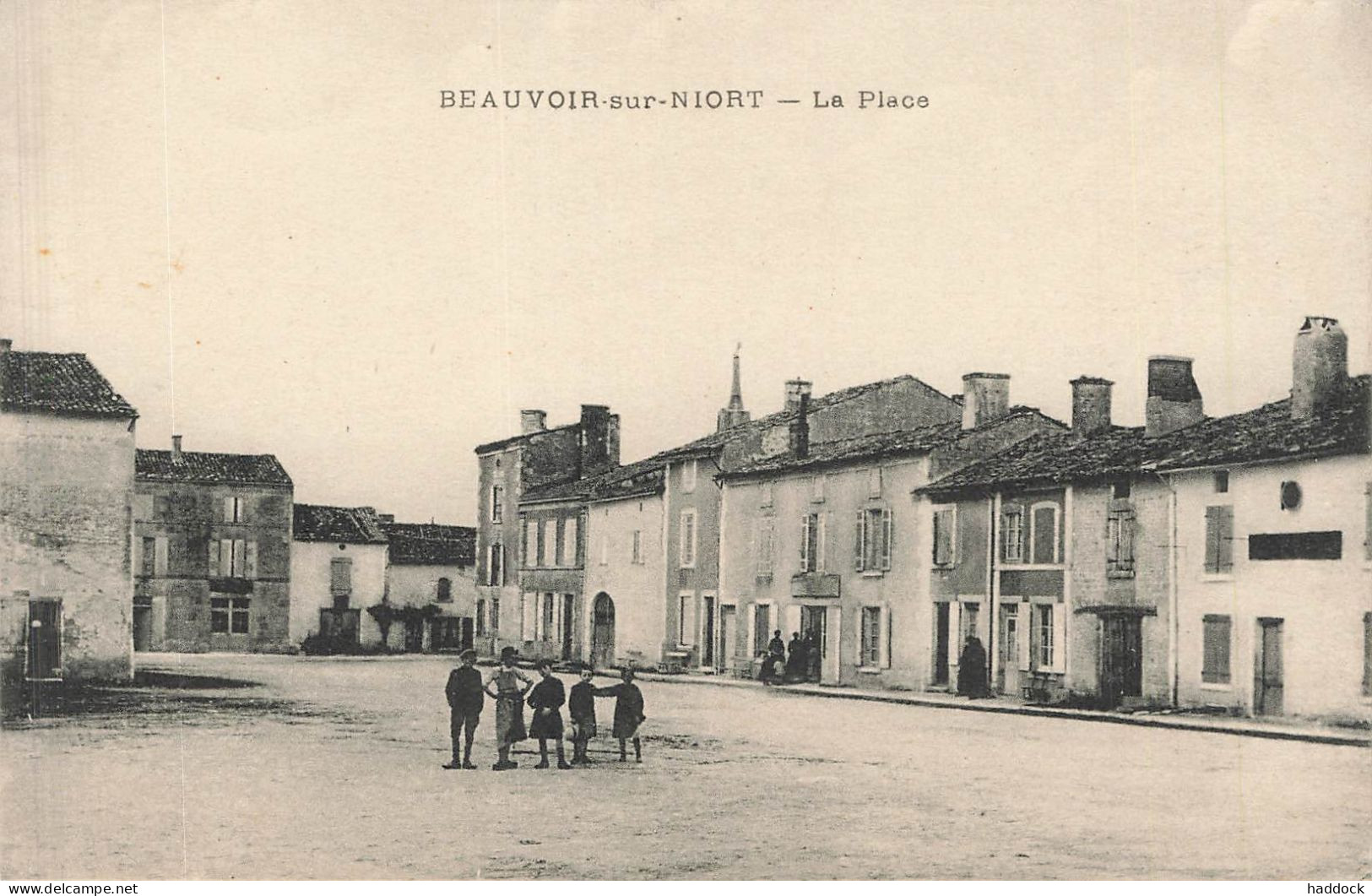 BEAUVOIR SUR NIORT : LA PLACE