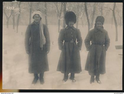 PHOTO WWI - 17 X 12  CM.  - GERMAN TROOPS advancing through Minsk. TYPES OF MOHAMMEDANS CAPTURED FROM ASTRAKAN