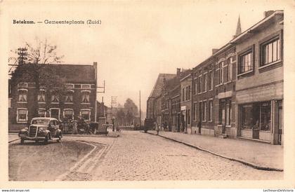 BELGIQUE - Betekom - Gemeenteplaats - Place - Voiture - Vélo - Transport - Enfant - Animé - Carte postale ancienne
