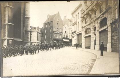 Photo CPA Bruxelles Brüssel, Deutsche Soldaten in Uniformen beim Marsch durch die Stadt