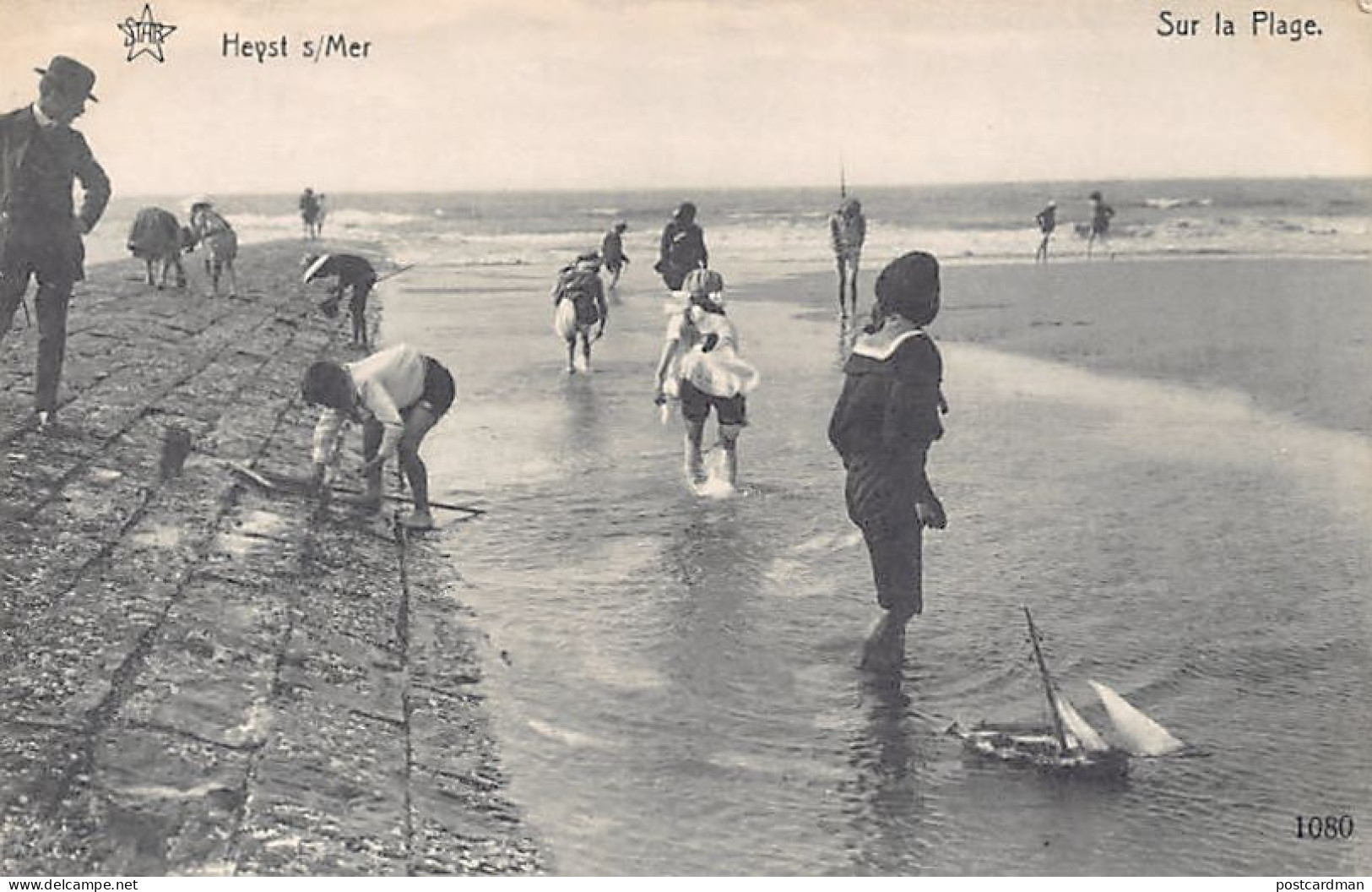België - HEIST (W. Vl.) Kinderen spelen op het strand
