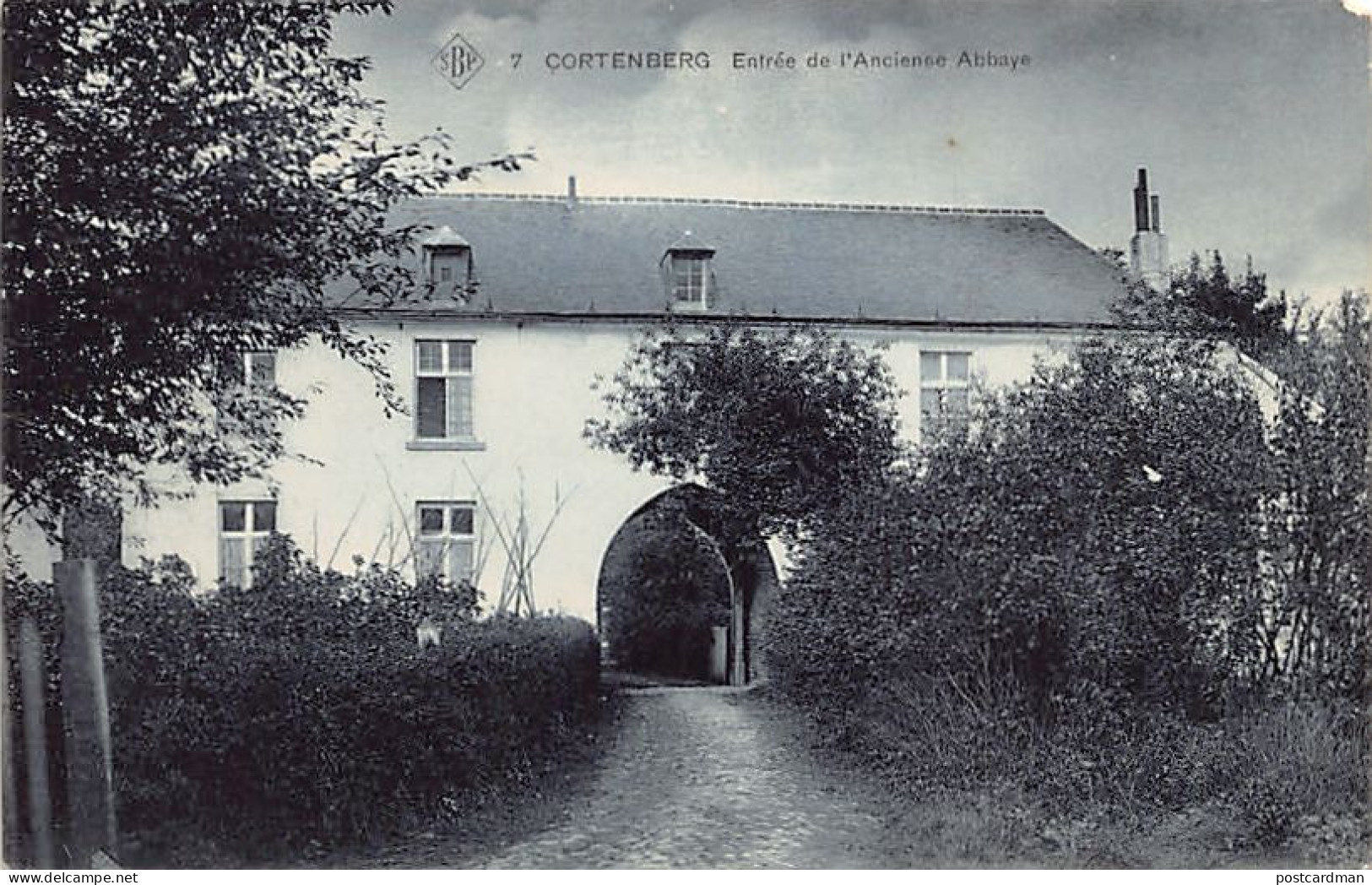 België - KORTENBERG (Vl. Br.) De ingang van de oude abdij - DE RECHTERBOVENHOEK VAN DE ANSICHTKAART IS BESCHADIGD