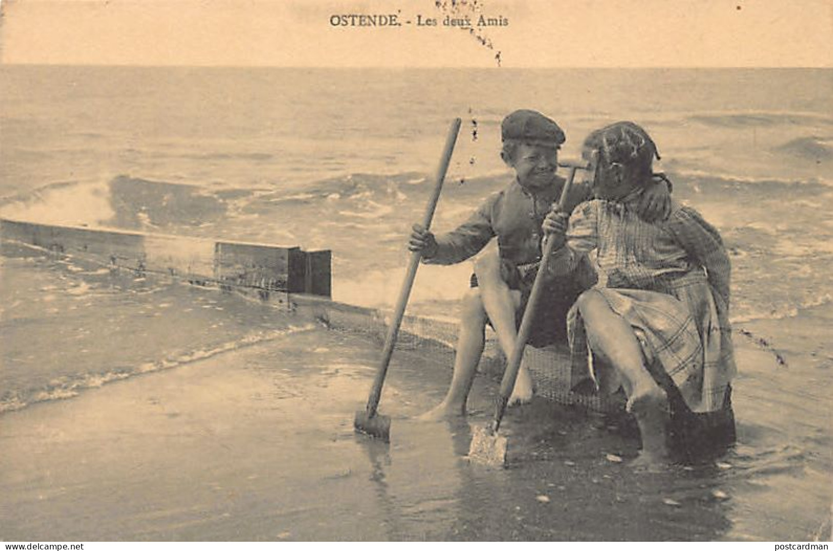 België - OOSTENDE (W. Vl.) De twee vrienden, kinderen die op het strand spelen