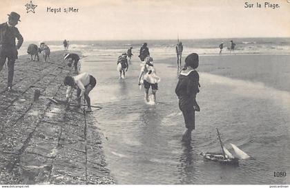 België - HEIST (W. Vl.) Kinderen spelen op het strand