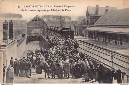 Belgique - PASSY FROYENNES (Hainaut) La gare - Arrivée de l'excursion par l'Amicale de Passy