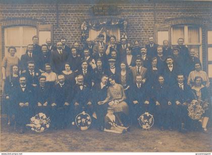 KNESSELARE !!! PRACHTIGE OUDE FOTO - HUWELIJK BIJ CAFE ,, DE REISDUIF BY HENRI ?? - FOTO 23X18 CM MET KARTON 33X27CM