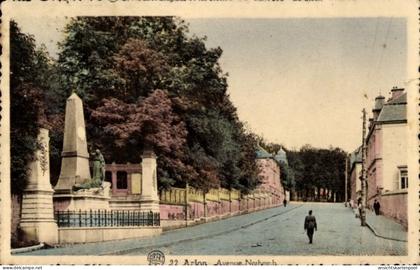 CPA Arlon Aarlen Wallonien Luxemburg, Avenue, Obelisk-Denkmal, Baumallee