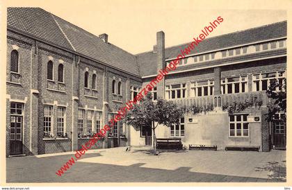 O.L. Vrouw van de Kempen - open-lucht school voor zwakke meisjes - de binnenkoer - Ravels