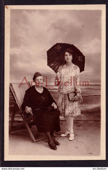 Photo postcard / CPA / femmes / women / fotograaf / Houtart / Laureys / Blankenberghe / 2 scans