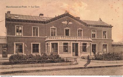 BELGIQUE - Marchienne au pont - La Gare - transport ferroviaire - entrée - animé - oblit 1925 - Carte Postale Ancienne