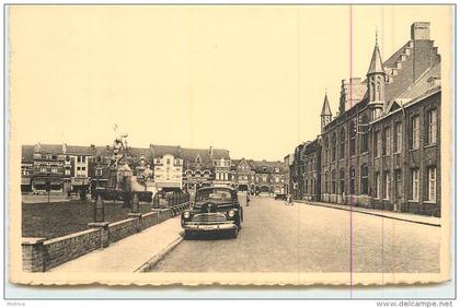 COMINES  - la mairie, voiture.
