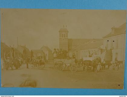 Carte photo Cul-des-Sarts (sur la Grand'Place) Fête Cortège (Napoléon ? )