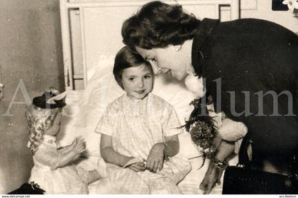 Postcard / ROYALTY / Belgique / België / reine Fabiola / koningin Fabiola / l'hôpital Saint Pierre / Bruxelles / 1961