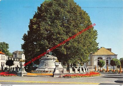 Gemeentehuis met monument - Leopoldsburg