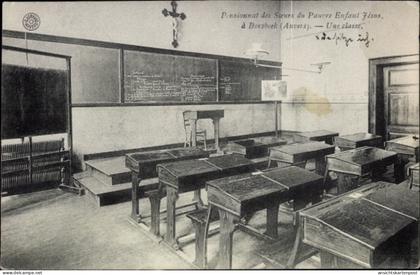 CPA Borsbeek Flandern Antwerpen, Klassenzimmer mit Holzschreibtischen, Tafel, Kre cross, Atmosphär