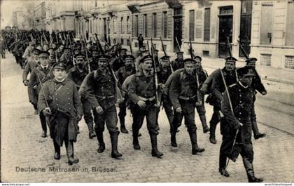CPA Bruxelles Brüssel, Deutsche Matrosen auf dem Marsch durch die Stadt, I WK
