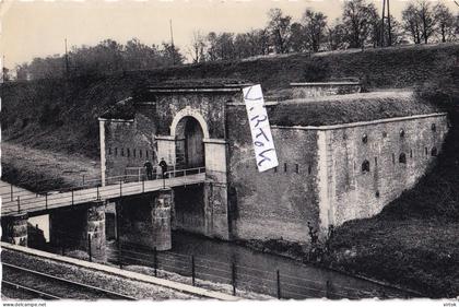DIEST   (  sporen was ingeplakt )