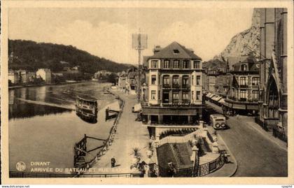 CPA Belgique Dinant Arrivee du bateau et rue Saxe