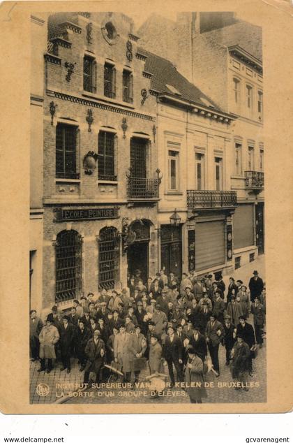 BRUXELLES   INSTITUT SUPERIEUR VAN DER KELEN DE BRUXELLES LA SORTIE D'UN GROUPE D'ELEVES             ZIE SCANS