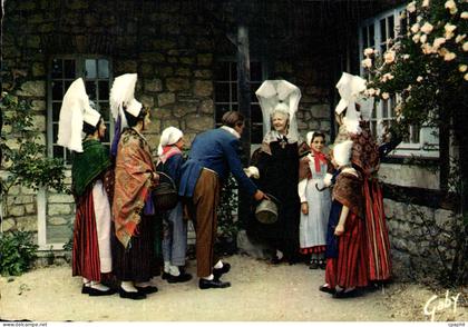 CPM Folklore de France La Normandie