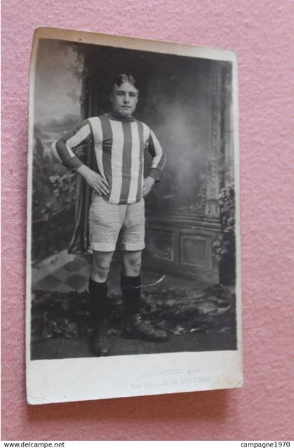 CPA PHOTO - LA LOUVIERE - JOUEUR DE FOOTBALL A IDENTIFIER - PHOTO EN STUDIO - 1917 ( RAAL ?? )