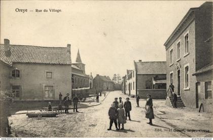 CPA Oreye Wallonien Lüttich, Rue du Village, Menschen auf der Straße, Gebäude, Pferd und Wagen