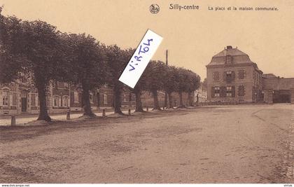SILLY centre :  La place et la maison communale      (  CPA carnet )