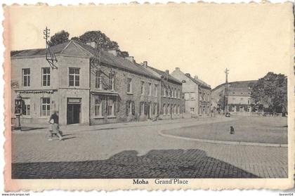 WANZE. ENVIRONS DE HUY. MOHA.  GRAND PLACE. ANIMATION. POMPE A ESSENCE..jpg