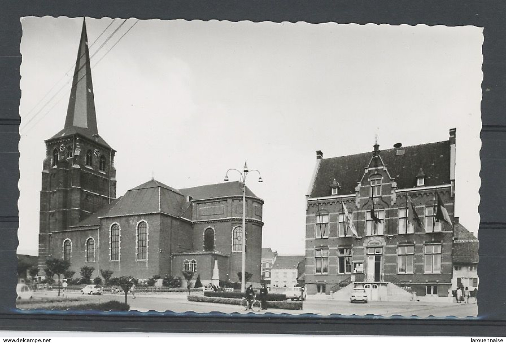 BELGIQUE - DIEPENBEEK -LA PLACE ET L'EGLISE
