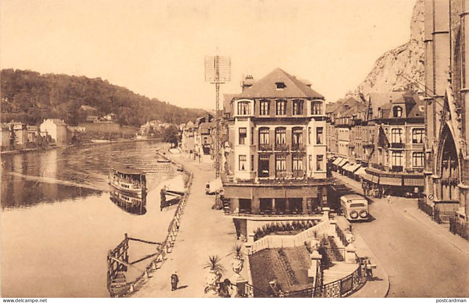 Belgique - DINANT (Namur) Hôtel de la Collégiale - Arrivée du bateau et rue Saxe