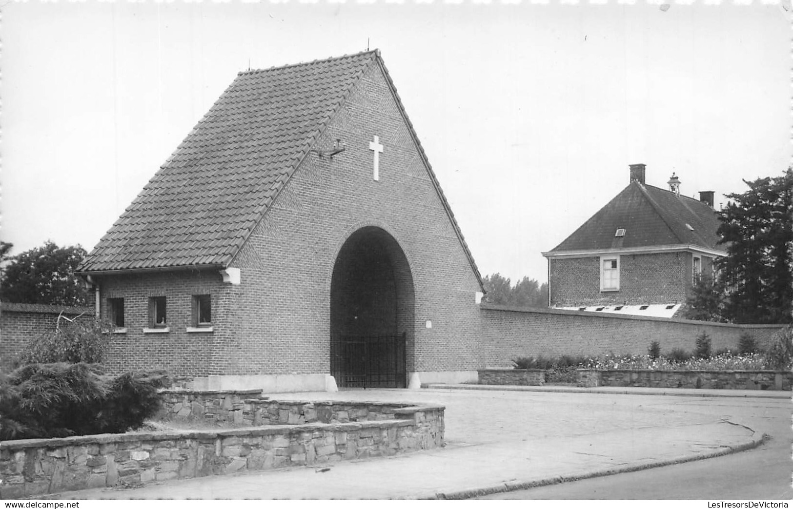 BELGIQUE - Erpe - Kerhkof - religion - christianisme - portail - entrée - fleurs - Carte Postale Ancienne