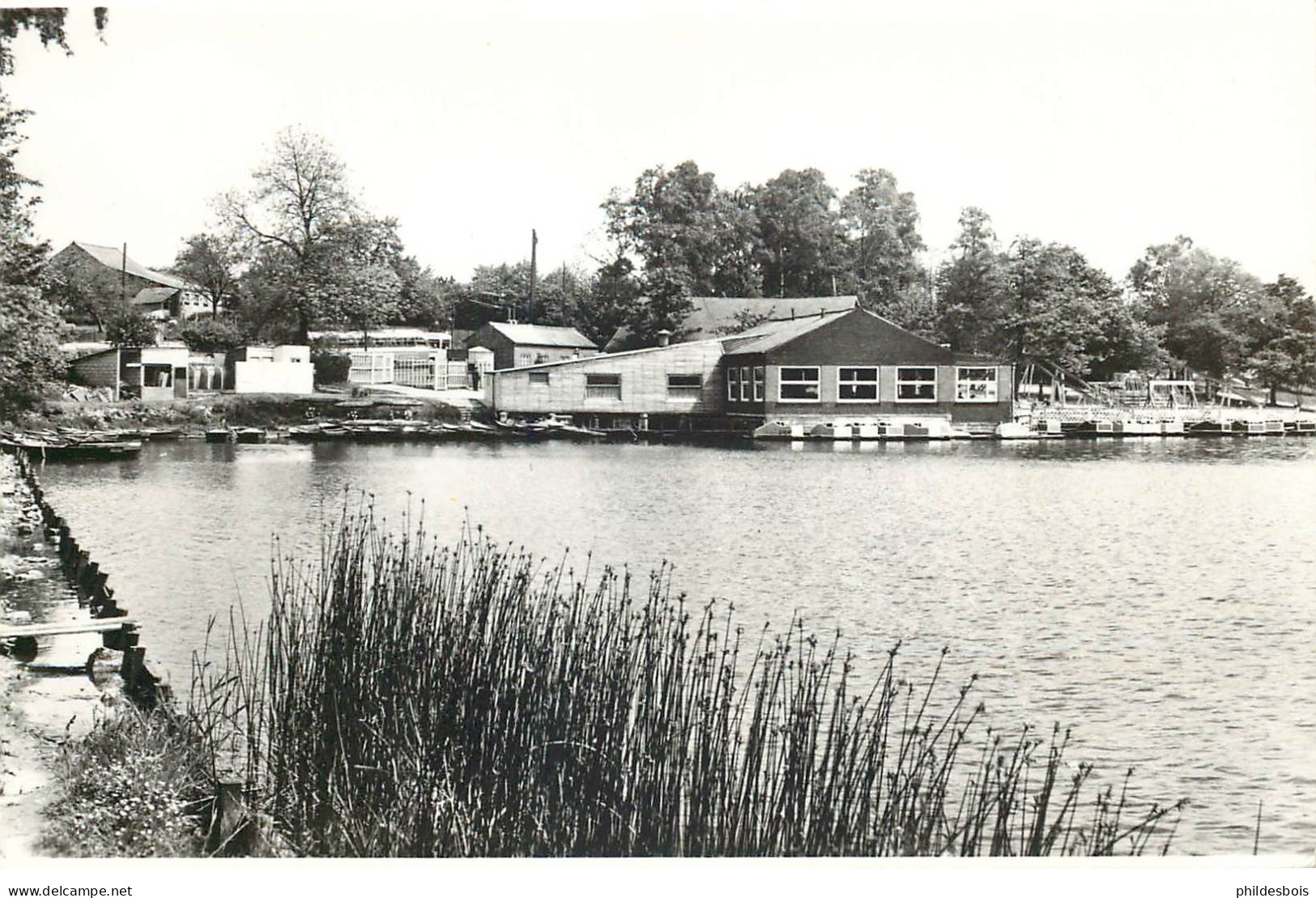 BELGIQUE  FOSSES la VILLE  un coin du lac