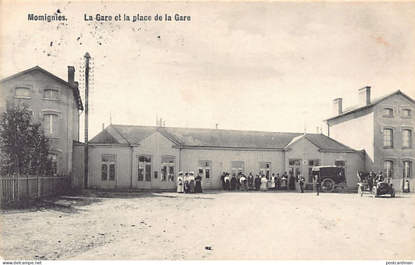 Belgique - MOMIGNIES (Hainaut) La gare et la place de la gare