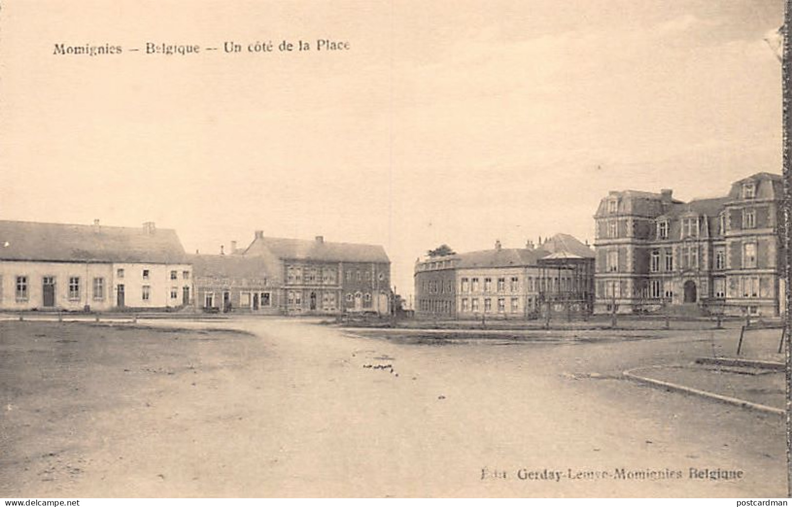 Belgique - MOMIGNIES (Hainaut) Un côté de la place