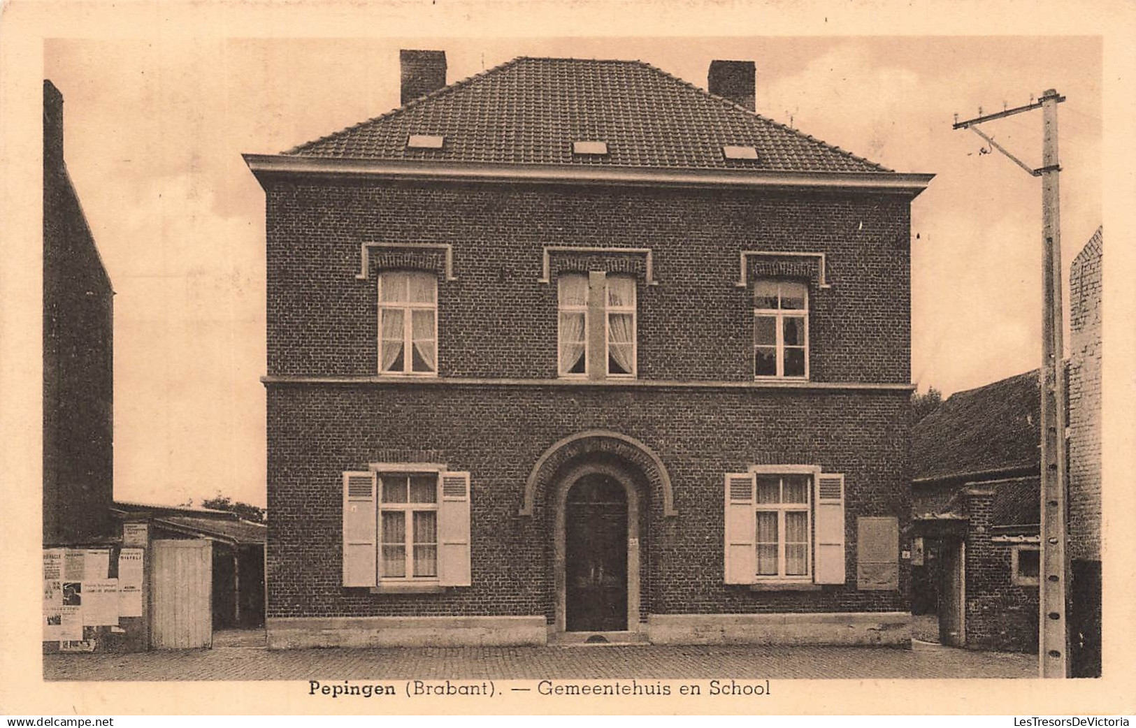 BELGIQUE - Pepingen - Gemeentehuis en School - entrée - poteau - cour - portail - Carte Postale Ancienne