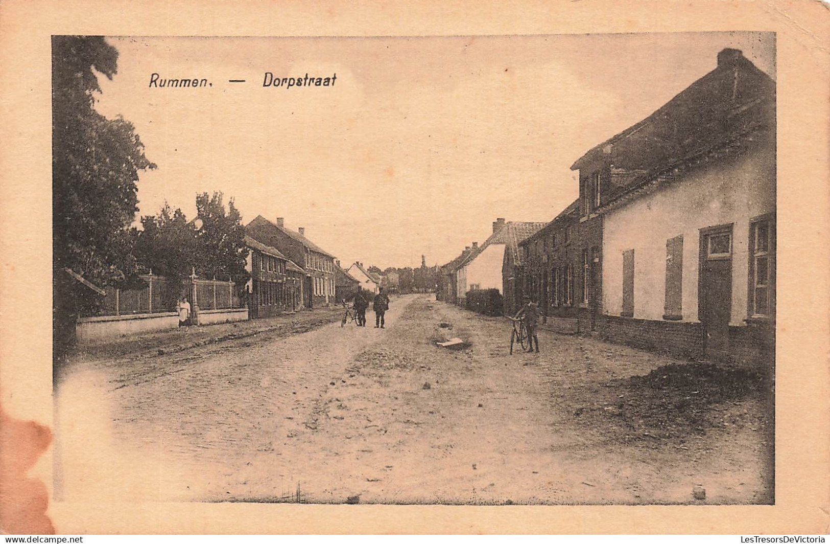 BELGIQUE - Rummen - Dorpstraat - vélo - transport - Facteurs - métier - animé - Uitg A Rietjens - Carte Postale Ancienne