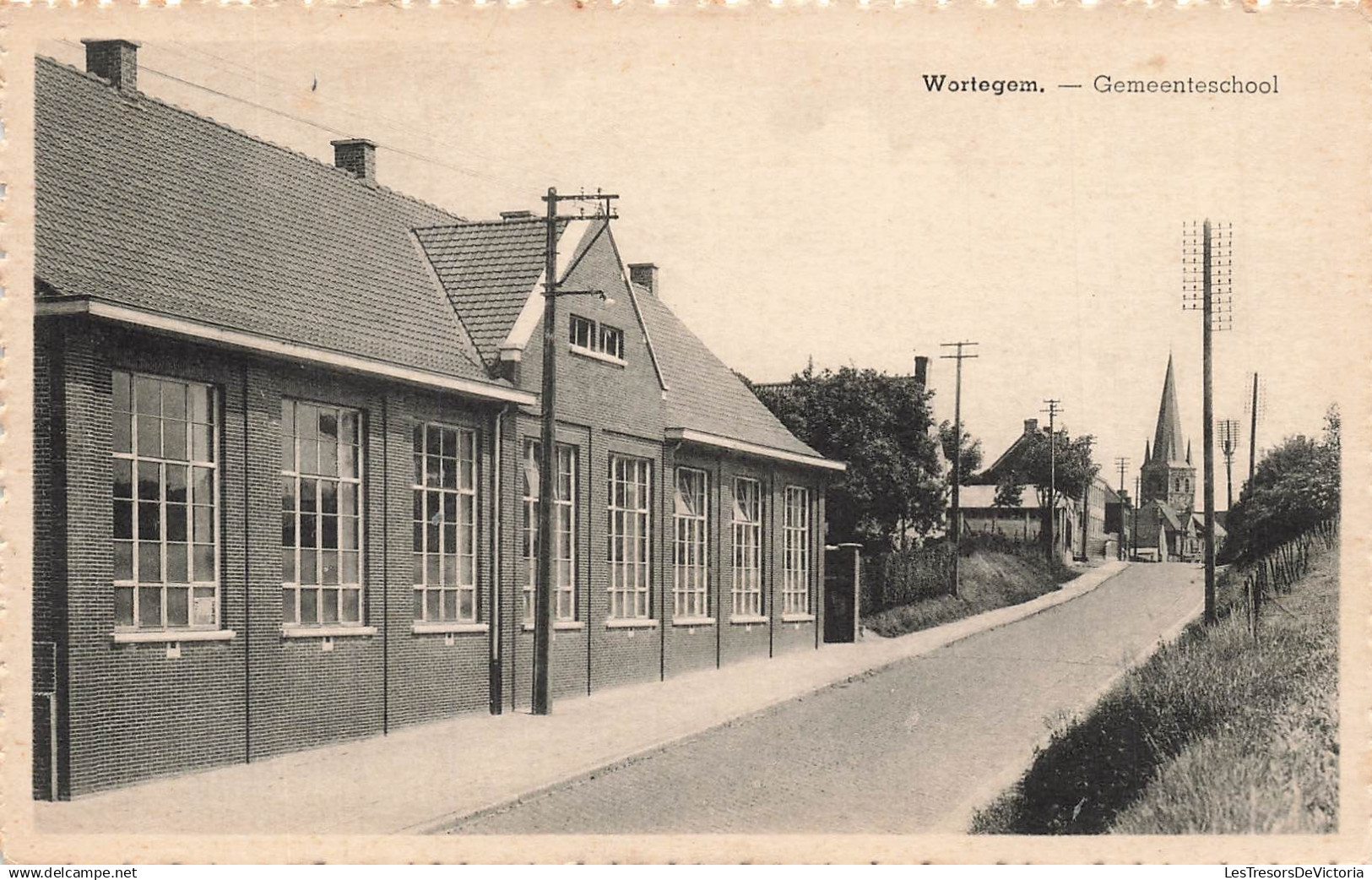 BELGIQUE - Wortegem - Gemeenteschool - Ecole - Bâtiment - Eglise - Clocher - Ed PS Antoine - Carte postale ancienne