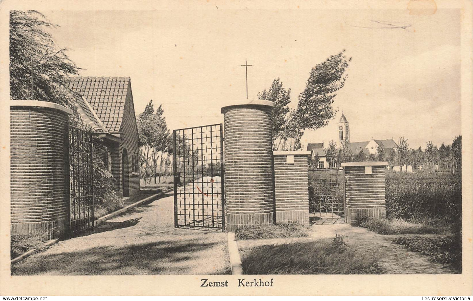 BELGIQUE - Zemst - Kerkhof - portail - entrée - cour - église - religion - Carte Postale Ancienne