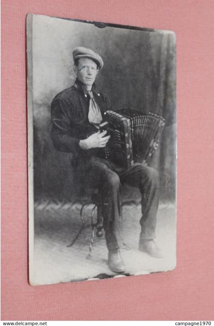 CPA PHOTO - KORTRIJK OF OMGEVING - MUSICIEN ACCORDEON A IDENTIFIER - TE IDENTIFICEREN