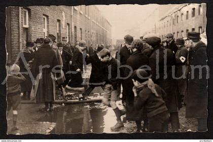 CPA / ROYALTY / Belgique / België / Reine Elisabeth / sinistrés des inondations / région Liègeoise / 1926