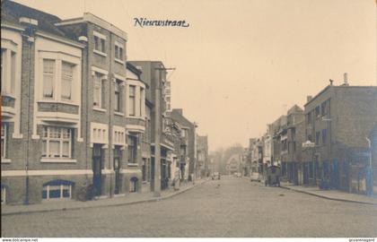 MALDEGEM    NIEUWSTRAAT   FOTO PAPIERHANDEL. HUYGHE - BAUWENS  MALDEGEM. ( MOEDERKAART )