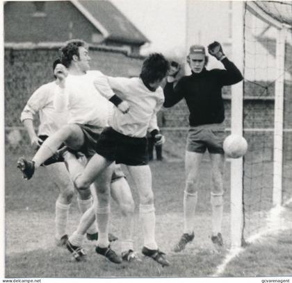 MERELBEKE   FOTO 95 X 90 MM. VOETBAL  II PROV REEKS B MERELBEKE KRUISHOUTEM. 1973