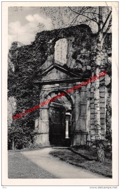 Portique dans la cour d'honneur - Villers-la-Ville