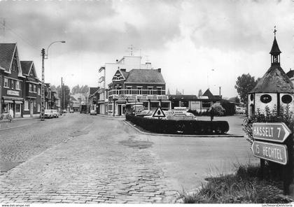 [-5%] BELGIQUE - Zonhoven - De TEudt - uitg Drukkerij Bongaerts - Voiture - Rue pavée - Parking - Carte Postale Ancienne