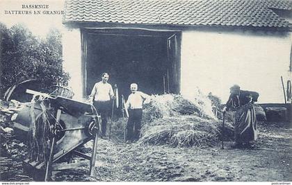 Belgique - BASSENGE (Liège) Batteurs en grange