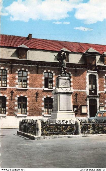 BELGIQUE - Bernissart - Blaton - Monument - maison communale - statue - patrimoine - voiture - transport - Carte Postale