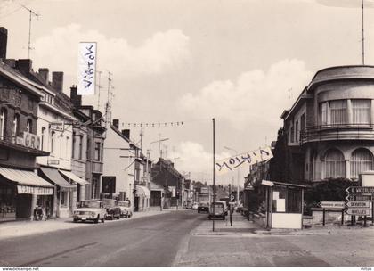 Braine  L'Alleud : chaussée Reine Astrid    (  15 x 10.5 cm )  old cars
