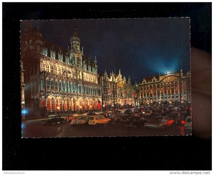 BRUXELLES BRUSSEL : Grand place et maison du roi la nuit  Grote Markt en Broodhuis bij nacht / parking auto
