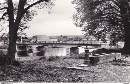 LAICHES sur SEMOIS - CHASSEPIERRE - le pont et l'abreuvoir